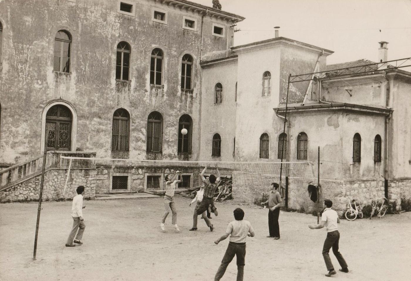 Una partita di pallavolo a Riva del Garda negli anni Settanta