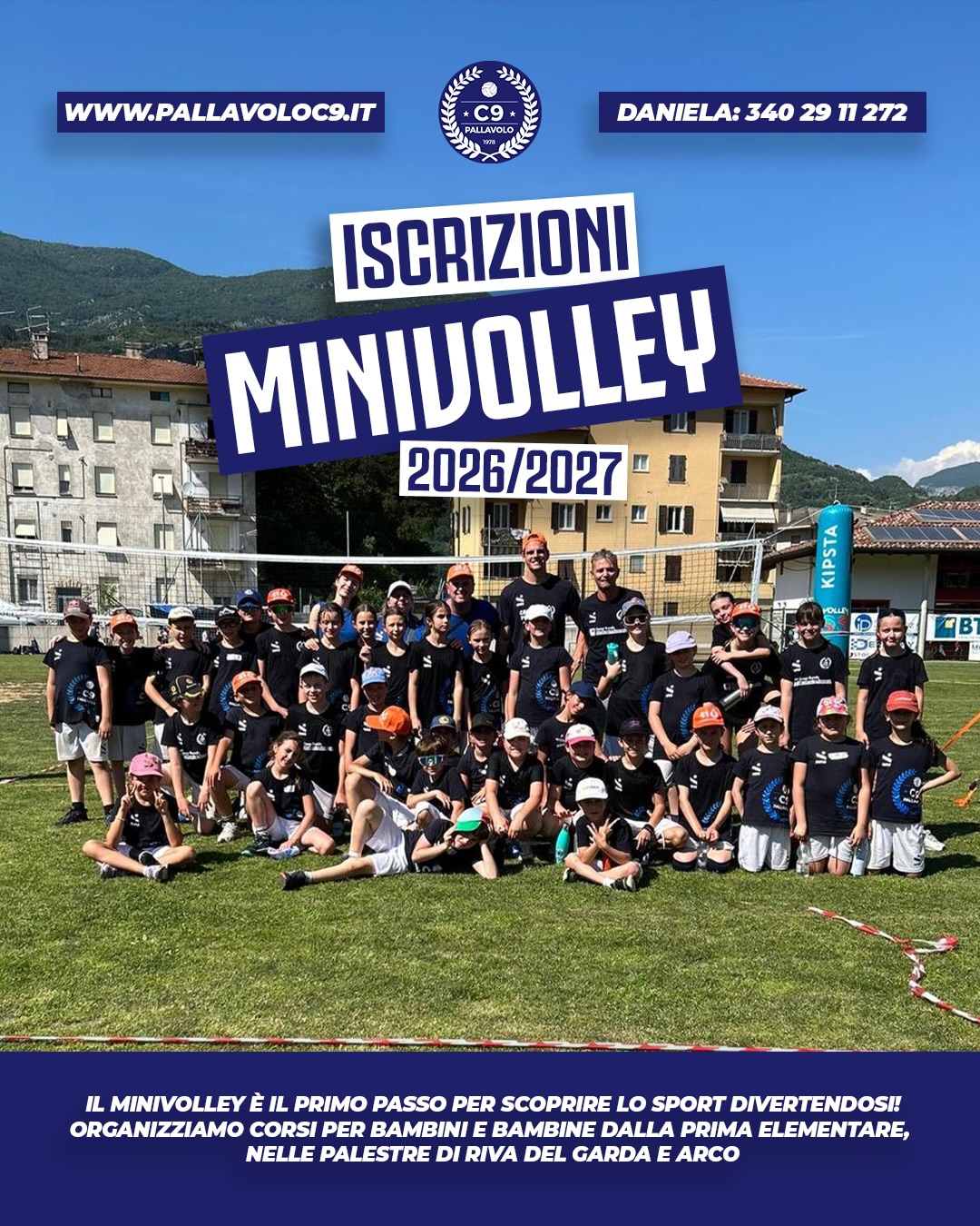Locandina delle iscrizioni al Minivolley 2026/2027 del C9: i bambini dei corsi in maglia nera sul campo all’aperto, con il numero di Daniela 340 2911272