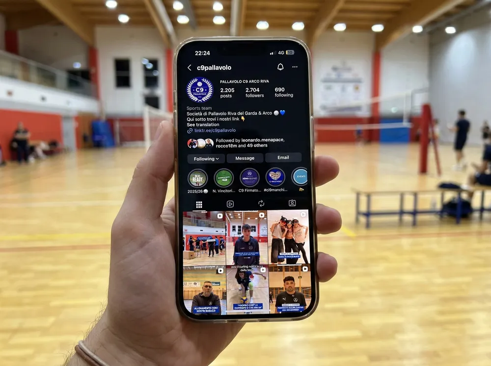 Il profilo Instagram della Pallavolo C9 su uno smartphone