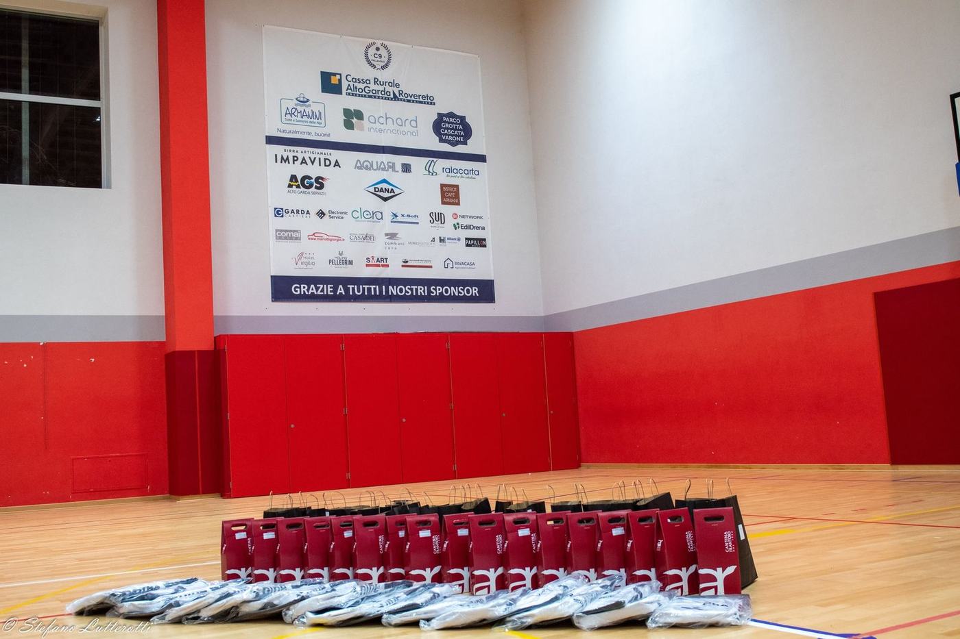 Il tabellone degli sponsor nella palestra della Pallavolo C9